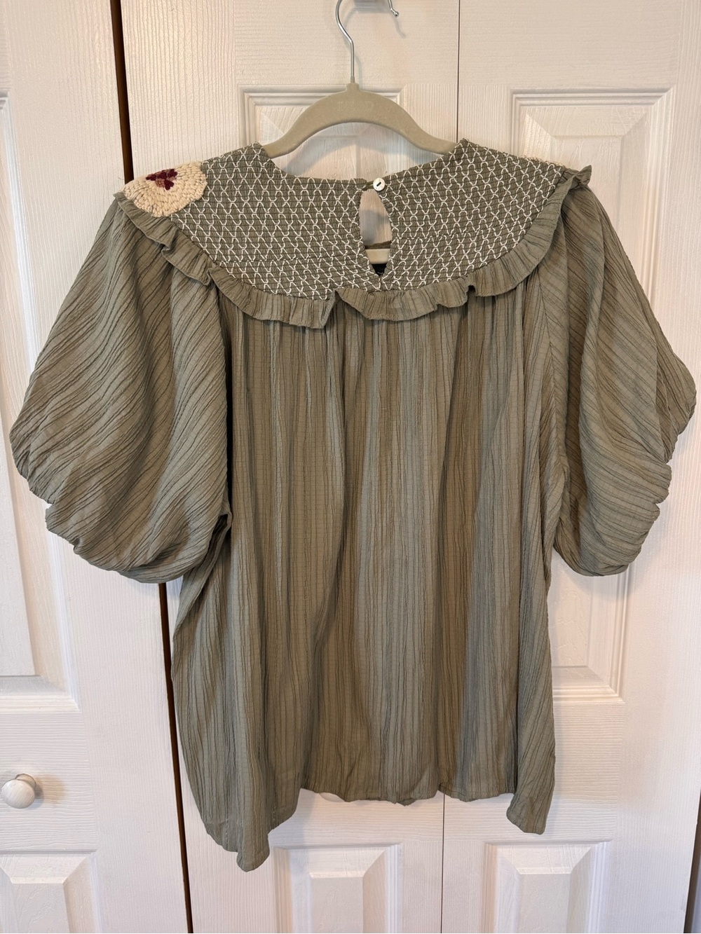 Entro Woman’s Sz Small Sage Embroidered Floral Smocked Boho Puff Sleeve Blouse - Picture 6 of 15